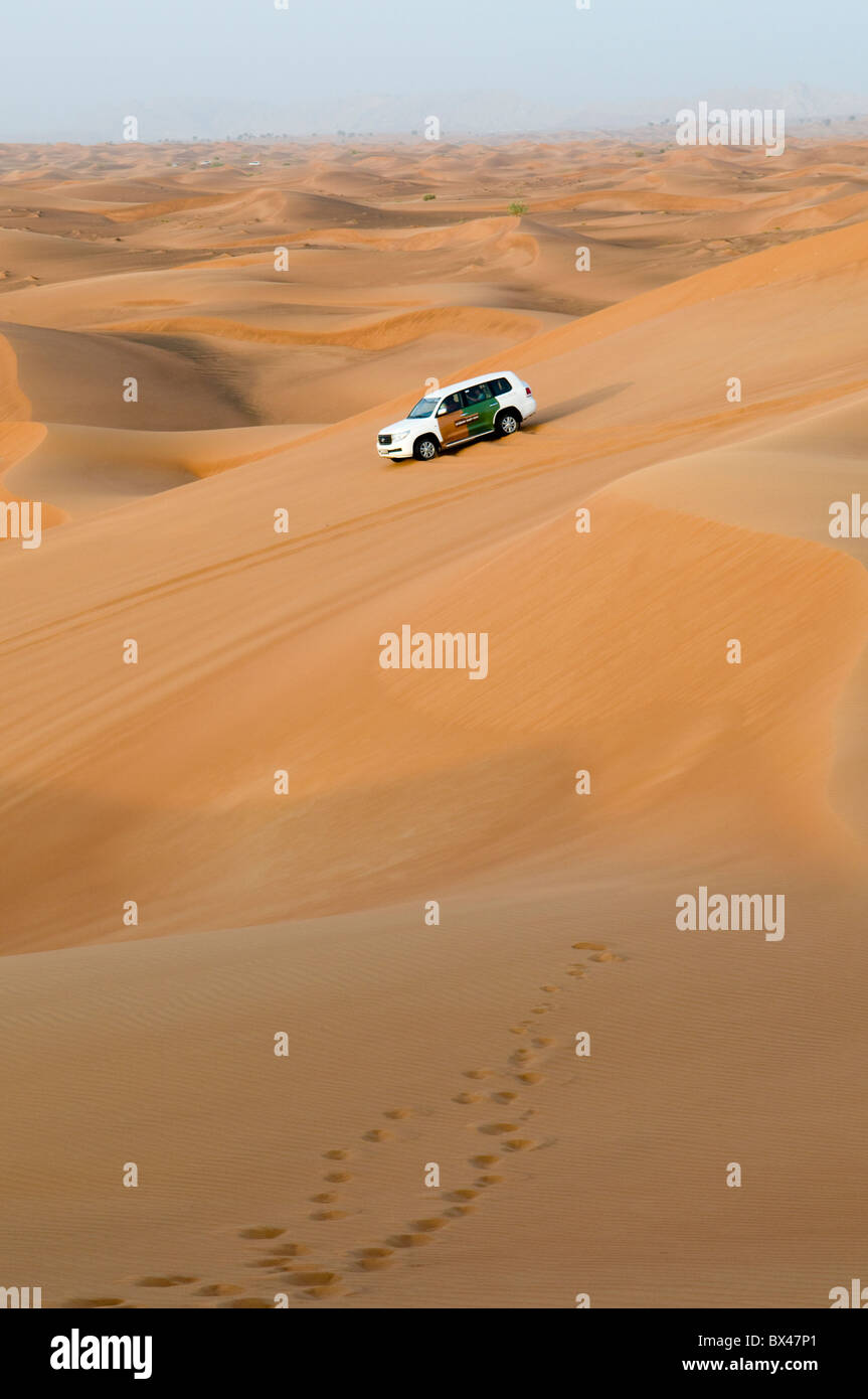 Mit dem Geländewagen fahren Fahrzeug Dune Bashing in der Wüste in Dubai, Vereinigte Arabische Emirate Stockfoto