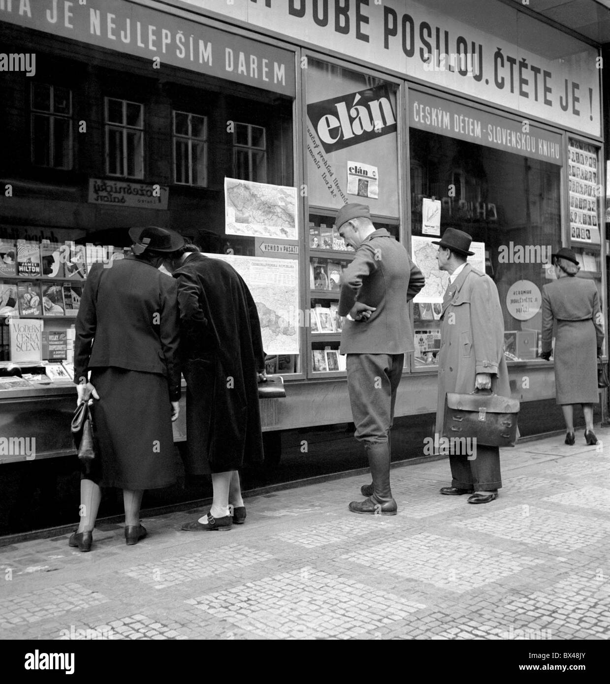 Tschechoslowakei, Bürger neue Karte der Tschechischen Länder, in denen Teile von Böhmen von Nazi-Deutschland annektiert wurden untersucht. Stockfoto