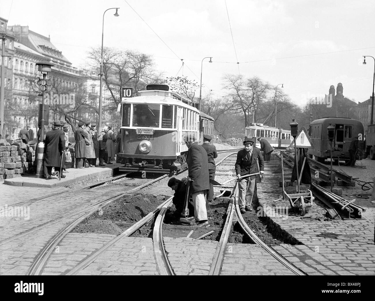 Arbeiter reparieren Straßenbahnschienen in Prag im Jahre 1955. CTK Foto/Josef Mucha Stockfoto