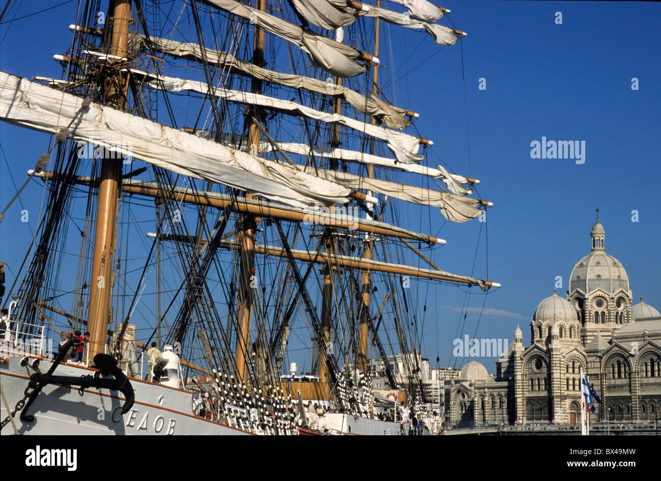 Russische STS SEDOV Segelboot auf einen Wharf mit Marseille Dom im Hintergrund, Marseille, Frankreich. Stockfoto