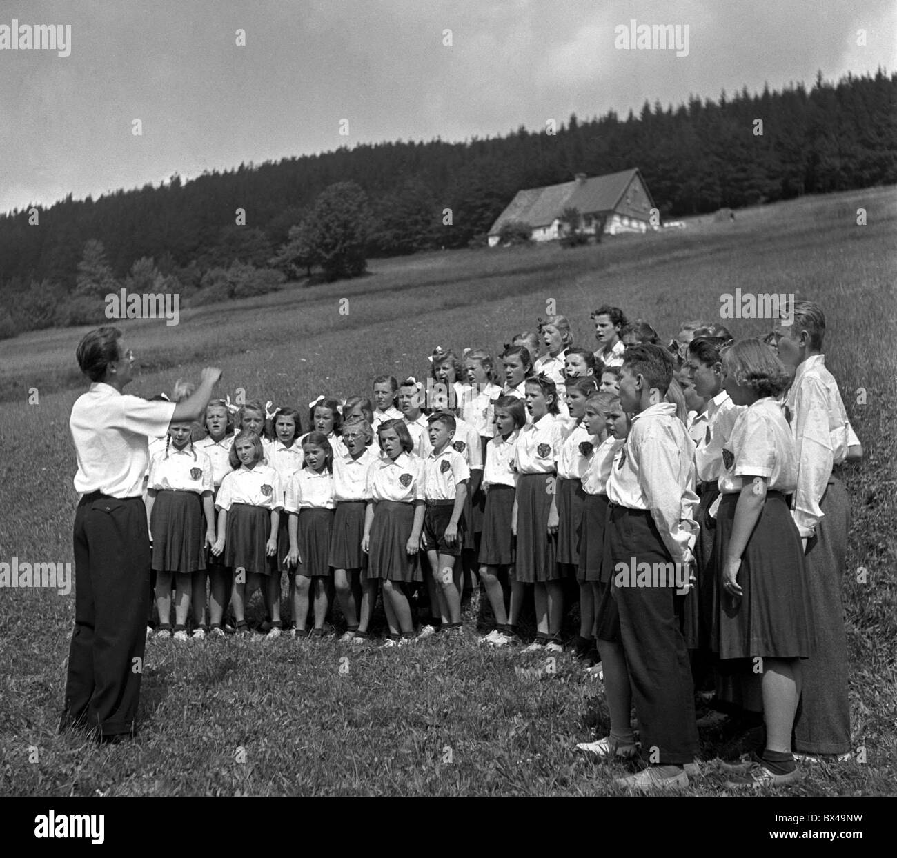 Adlergebirge, junge Männer und Frauen, singen Stockfoto