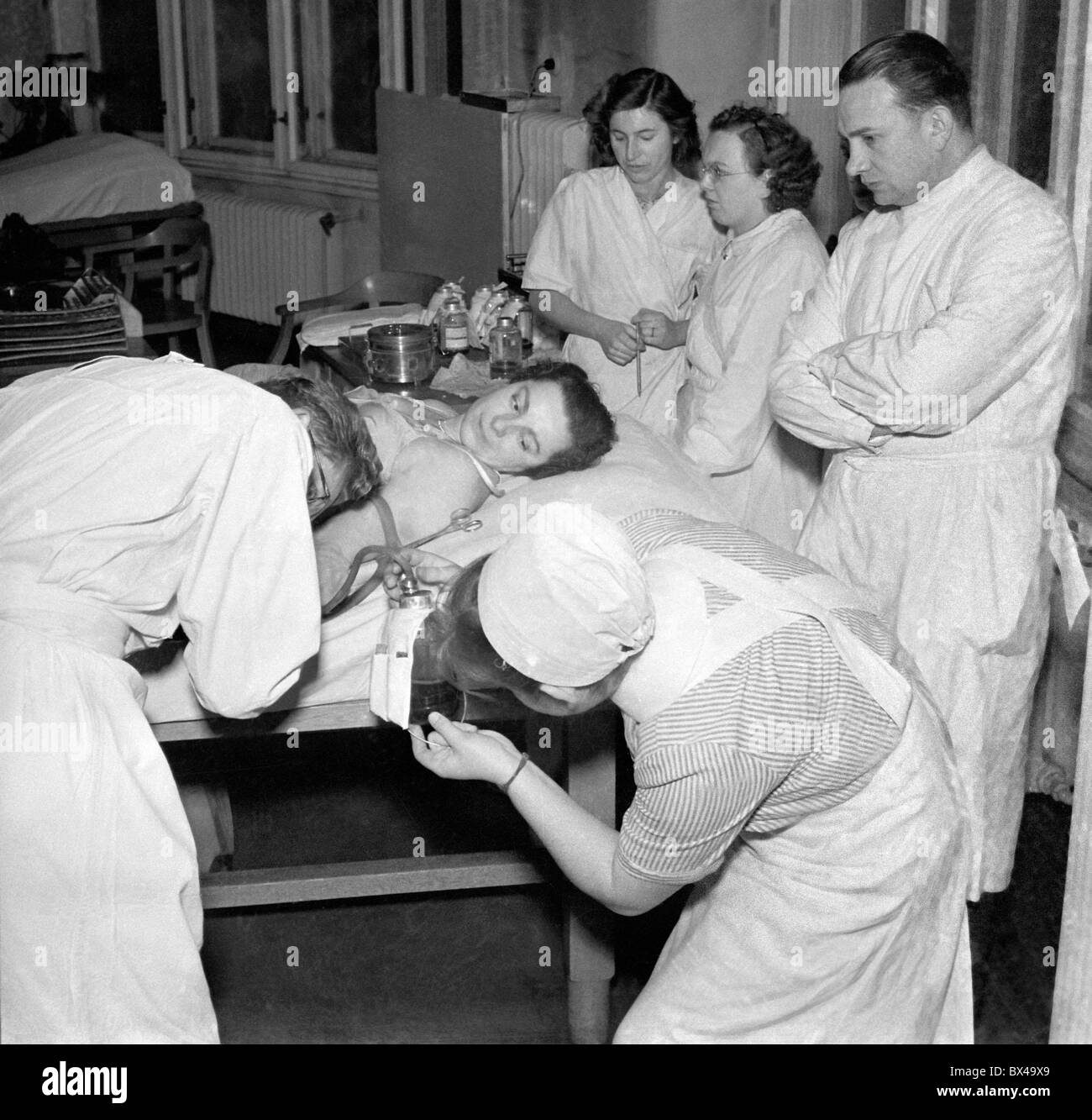 Tschechoslowakei - Praha 1949. Radio-Aufruf zur Blutspende zu helfen, eine 15 Jahre alte sterbende Studentin generiert Tausende von Stockfoto