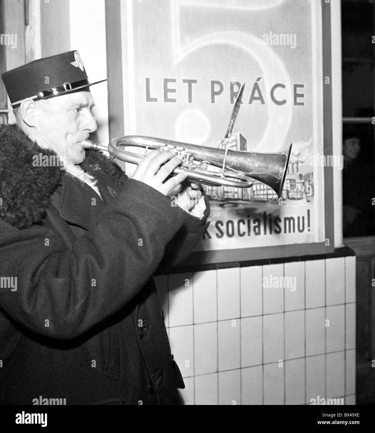 Tschechoslowakei - Prag 1949. Band spielt Volksmusik während der triumphalen Beginn der "ökonomischen Fünfjahresplan." Dies Stockfoto
