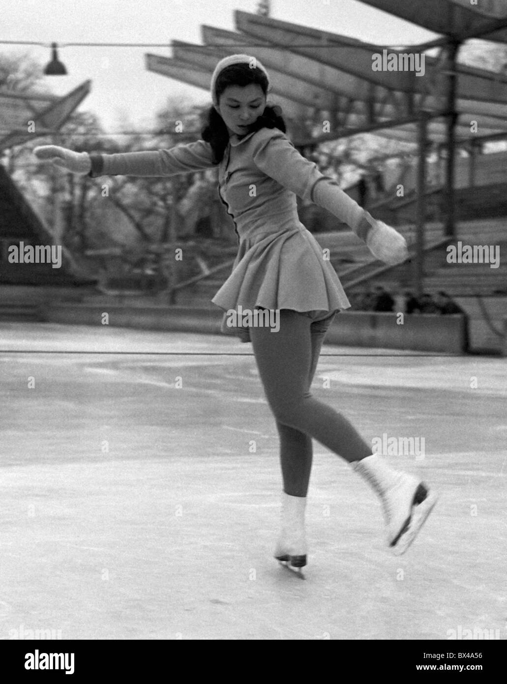 Prag 1949, Abbildung Scater Jirina Nekolova Schlittschuhe auf Eis am Stvanice Eisstadion. CTK Vintage Photo Stockfoto