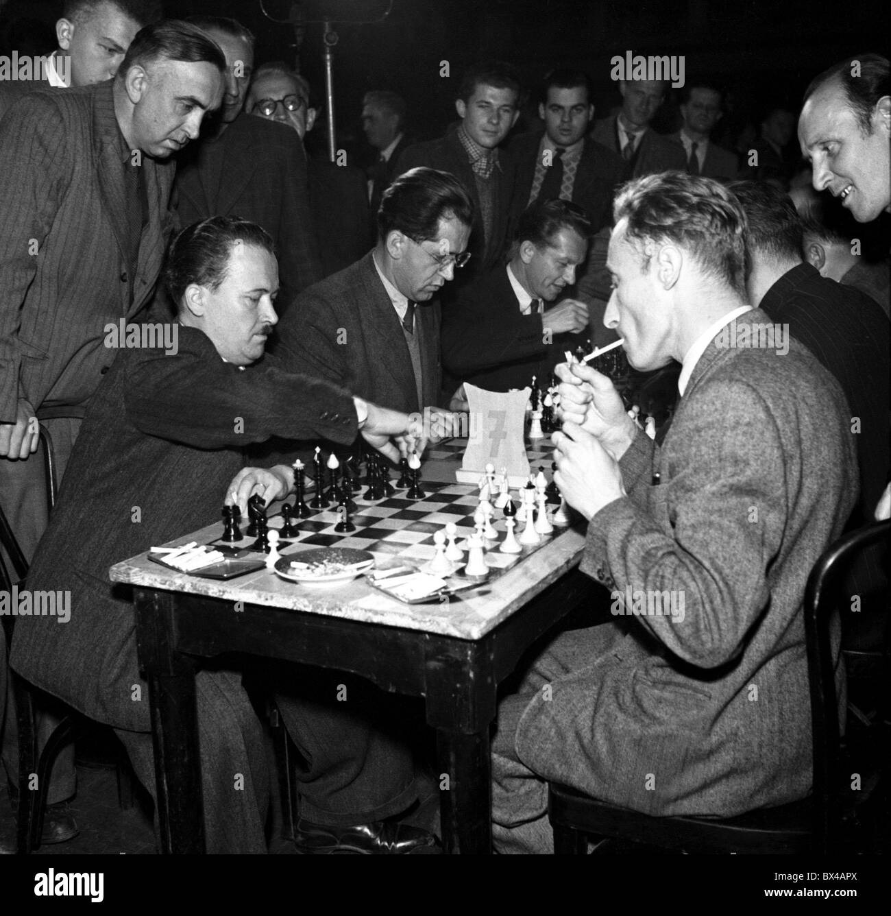Prag, 1949. Schachspieler engagieren sich in super schnellen Schachspiel in "Lucerna" Dance Hall. CTK Vintage Photo Stockfoto