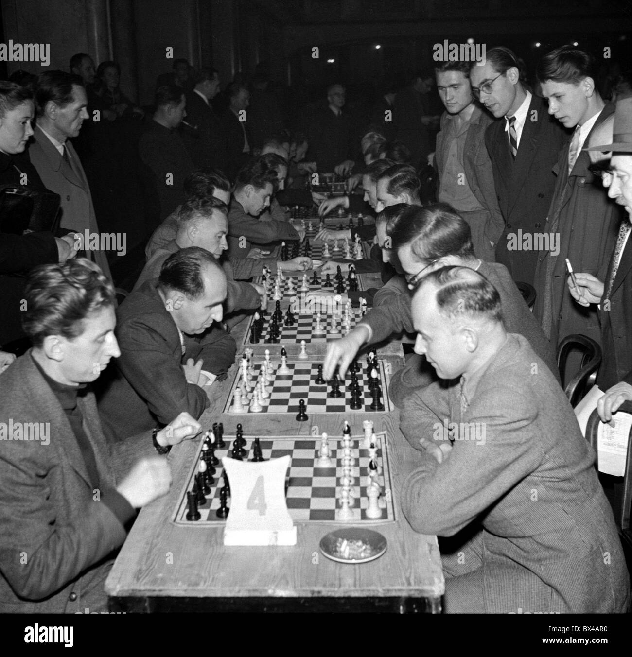 Prag, 1949. Schachspieler engagieren sich in super schnellen Schachspiel in "Lucerna" Dance Hall. CTK Vintage Photo Stockfoto