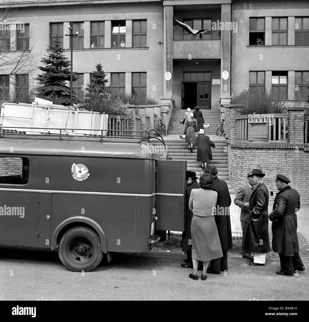 Tschechoslowakei - 1950. Tschechoslowakischen Roten Kreuzes mobile Blut zeichnen Einheit. Gebern warten in der Schlange, Blut zu spenden. CTK Vintage Photo Stockfoto