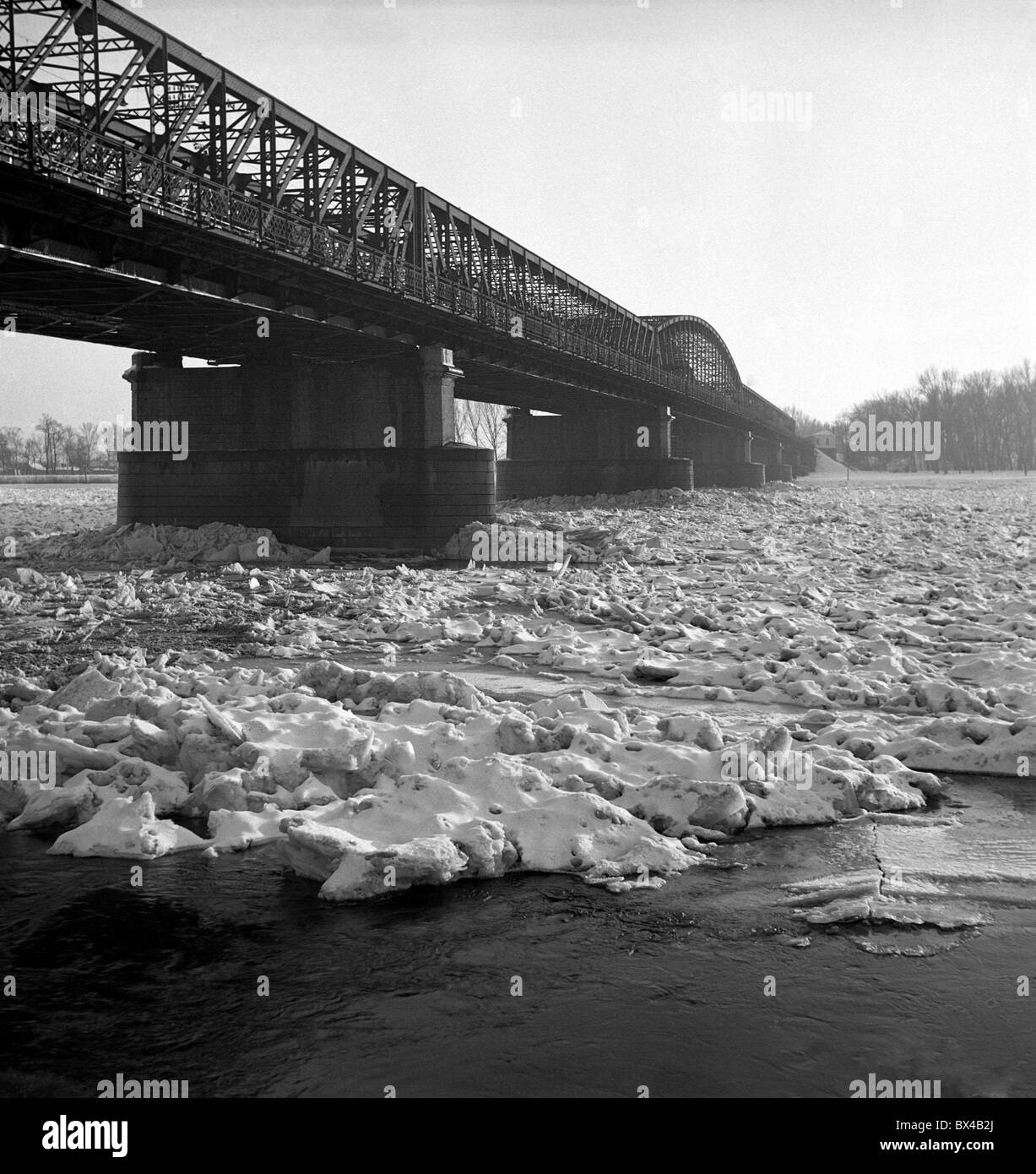 Blick auf zugefrorenen Donau in Bratislava, Tschechoslowakei. Stockfoto