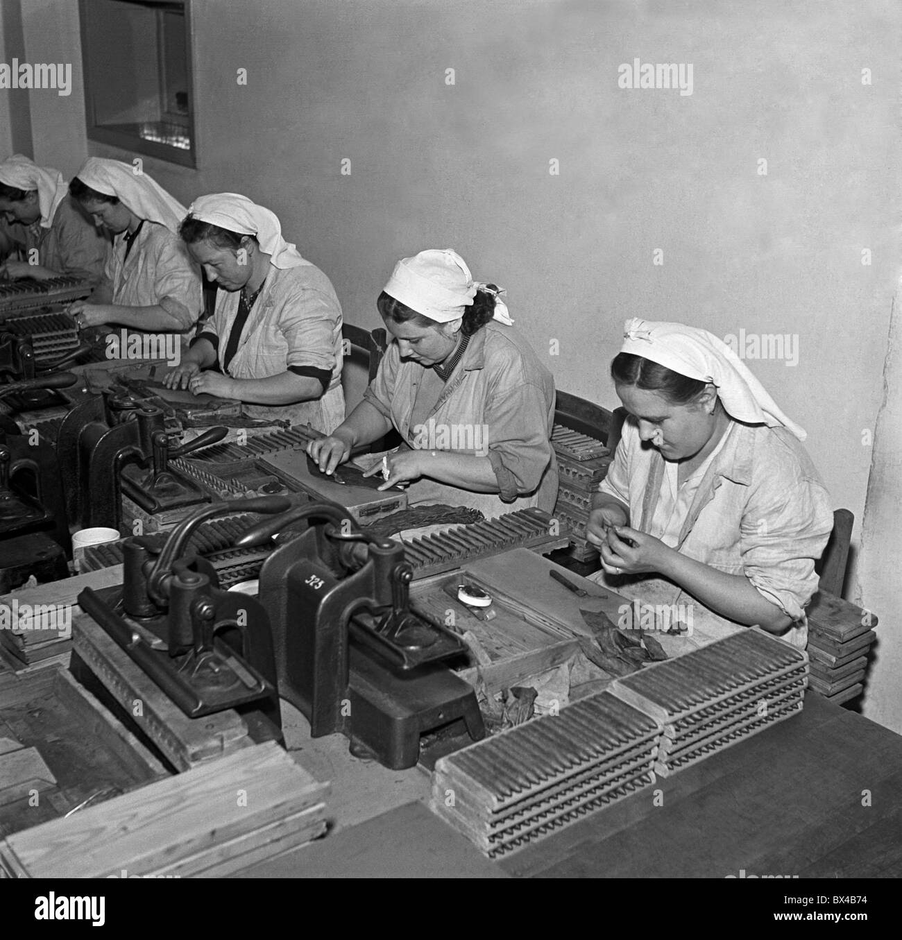 Tschechoslowakei - Pisek, 1950. Frauen durch die Tabakfabrik Rollen und Zigarren zu packen. CTK Vintage Photo Stockfoto
