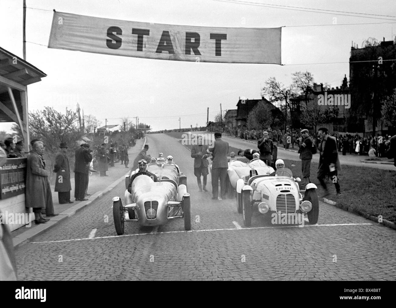 Tschechoslowakei - Prague1950. Auto und Motorrad Rennen "Zwei Wege" beim Start. CTK Vintage Photo Stockfoto