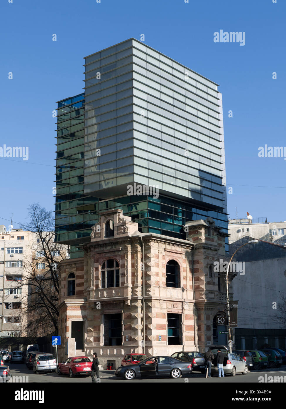 Modernes Bürogebäude auf der ehemaligen Geheimpolizei Gebäude im sogenannten Shell Gebäude in Platz der Revolution in Buchare gebaut Stockfoto