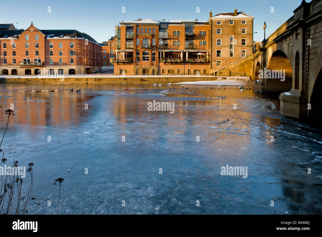 Außenansicht des Queen's Staith-Gebäudes in York mit einem gefrorenen Fluss Ouse im Vordergrund. Stockfoto