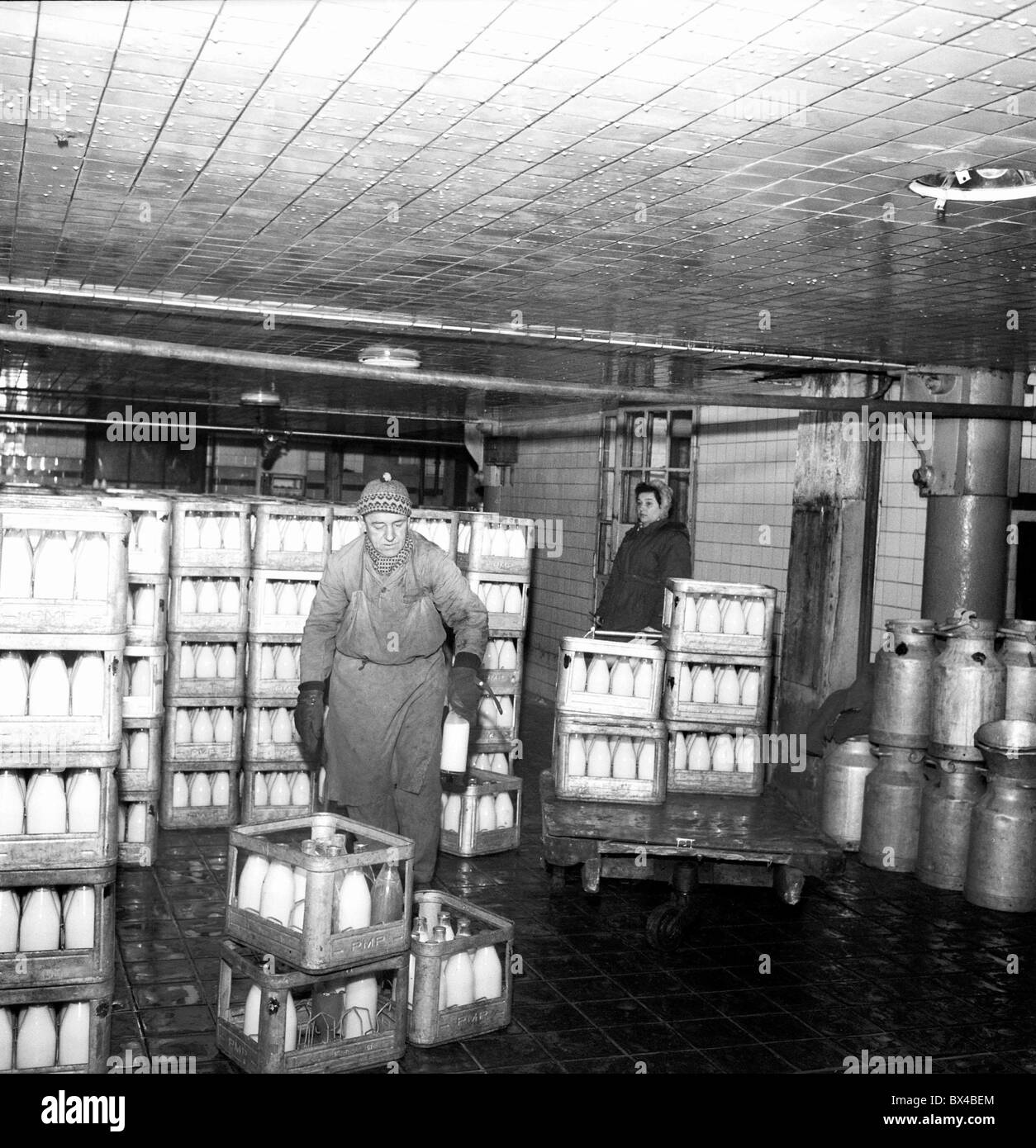 Am frühen Morgen Milch Verteilung. Prag, Tschechoslowakei 1963. (CTK Foto / Josef Nosek) Stockfoto