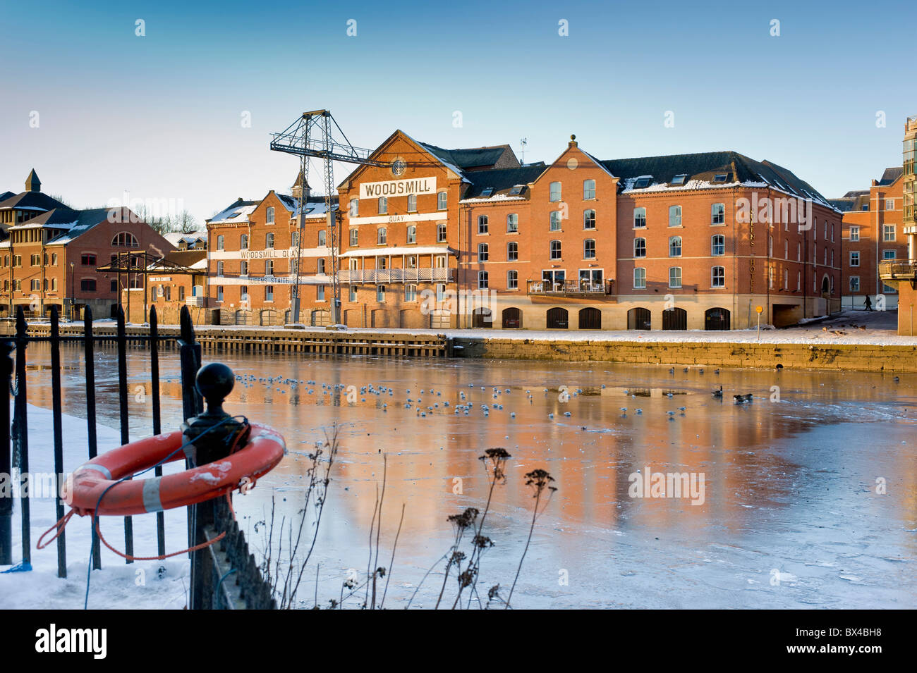 Woodsmill Building, Queen's Staith in York mit einem gefrorenen Fluss Ouse und King's Staith im Vordergrund. Stockfoto