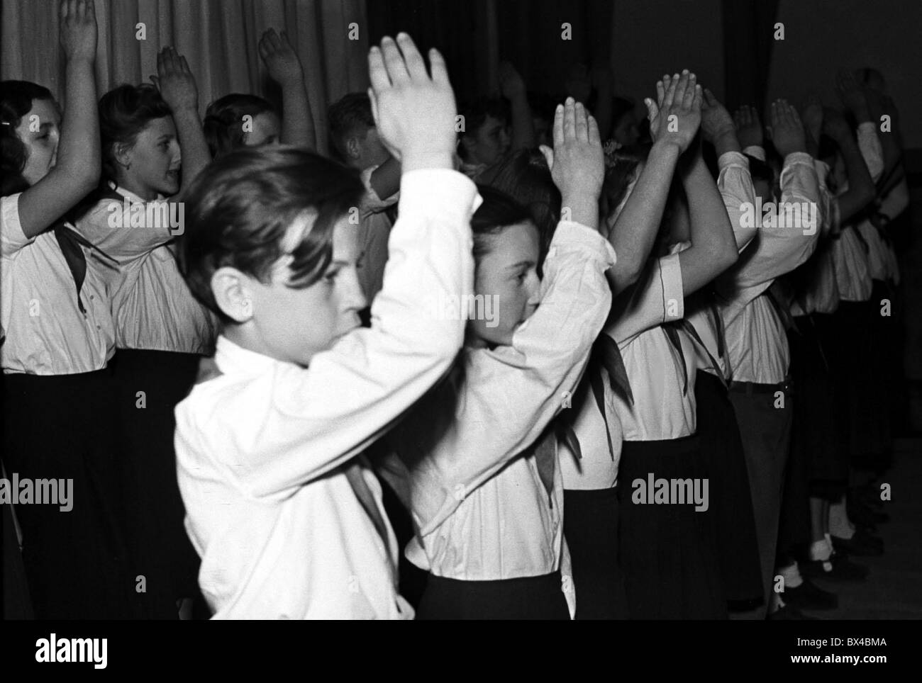 Prag, 1950, Zeremoniell Pioneer Versprechen der Treue der kommunistischen Regierung. CTK Vintage Photo Stockfoto