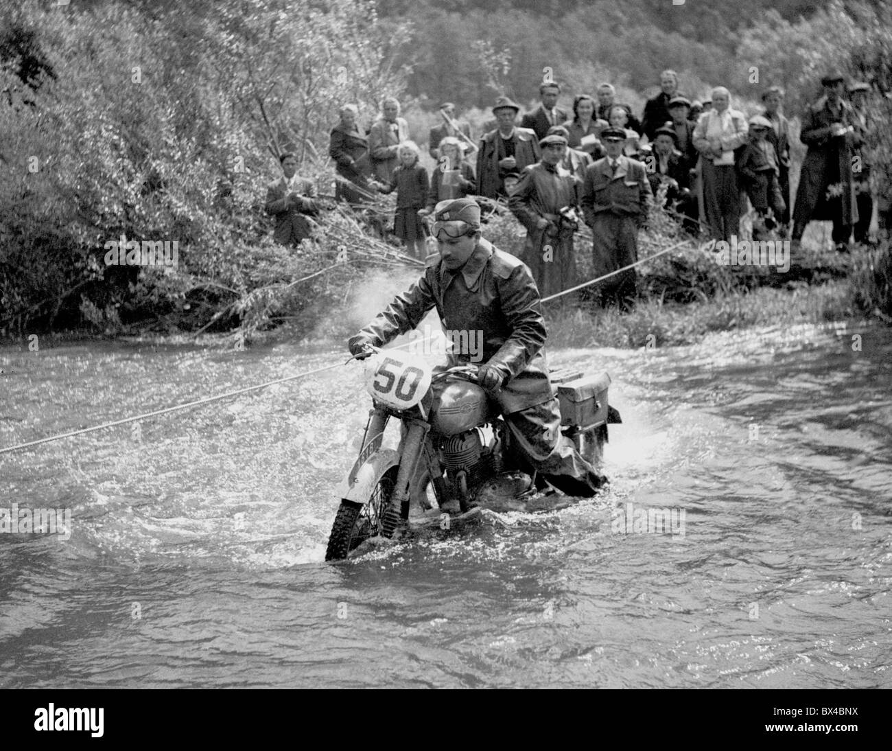 Biker-Kreuze-Fluss Stockfoto