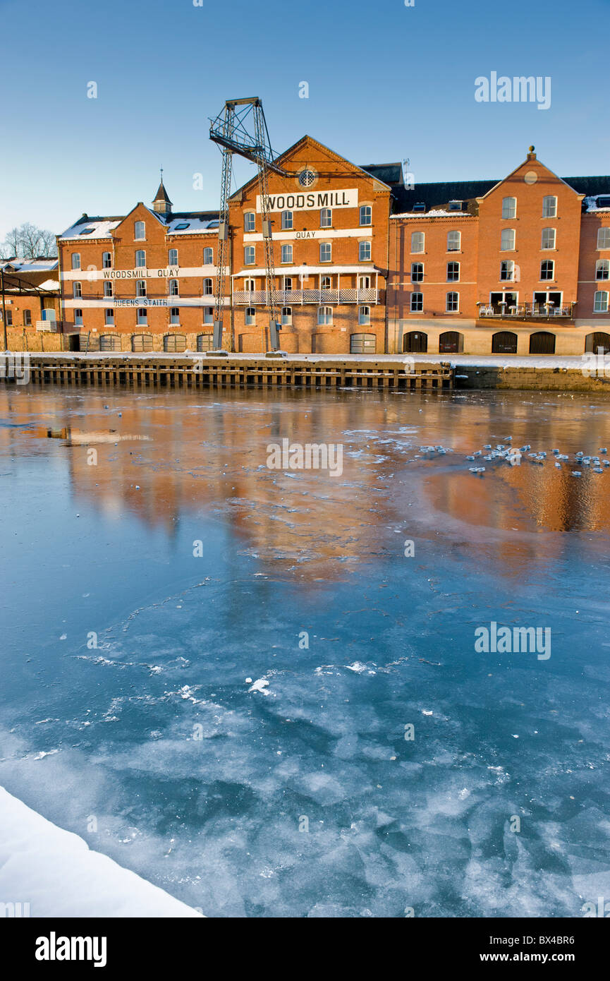 Woodsmill Building auf Queen's Staith im Stadtzentrum von York mit einem gefrorenen Fluss Ouse im Vordergrund. Stockfoto