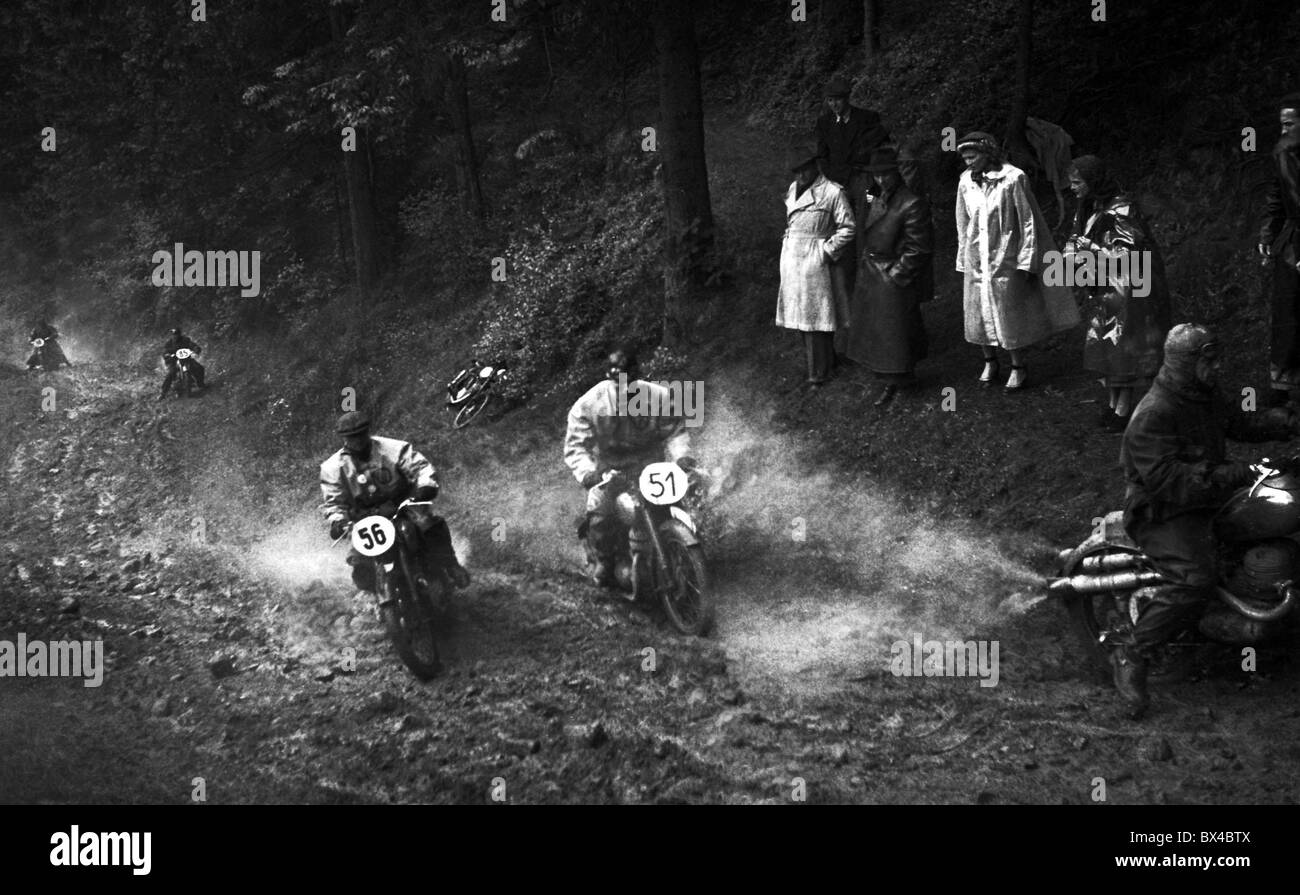 Tschechoslowakei - Carlsbad 1950. Motorrad Rennen Konkurrenten Reiten JAWA 250 negotiate.steep Hügel im Motorcrss Rennen.  CTK Stockfoto