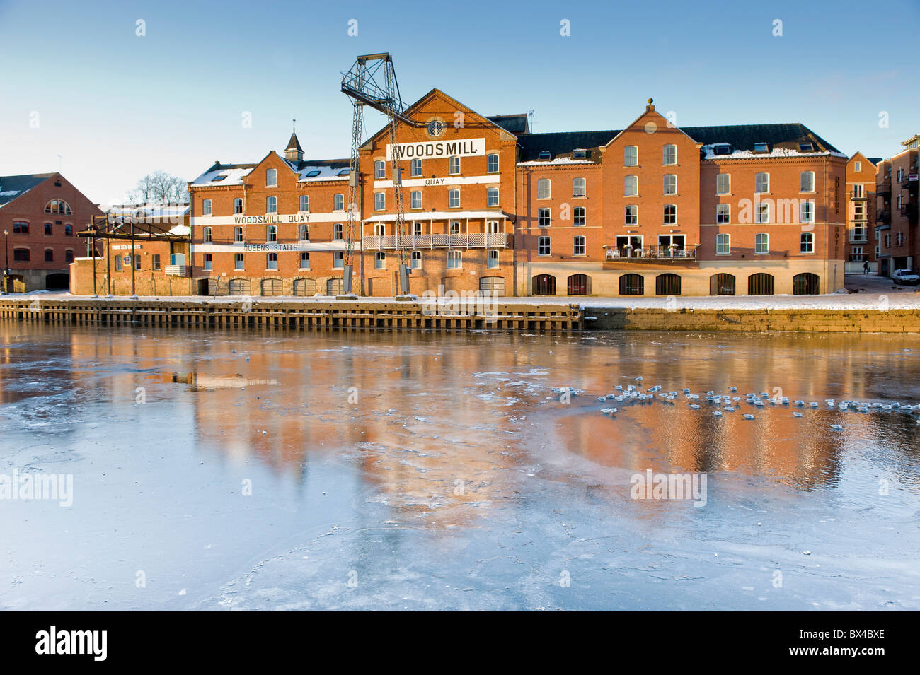 Woodsmill Building auf Queen's Staith im Stadtzentrum von York mit einem gefrorenen Fluss Ouse im Vordergrund. Stockfoto