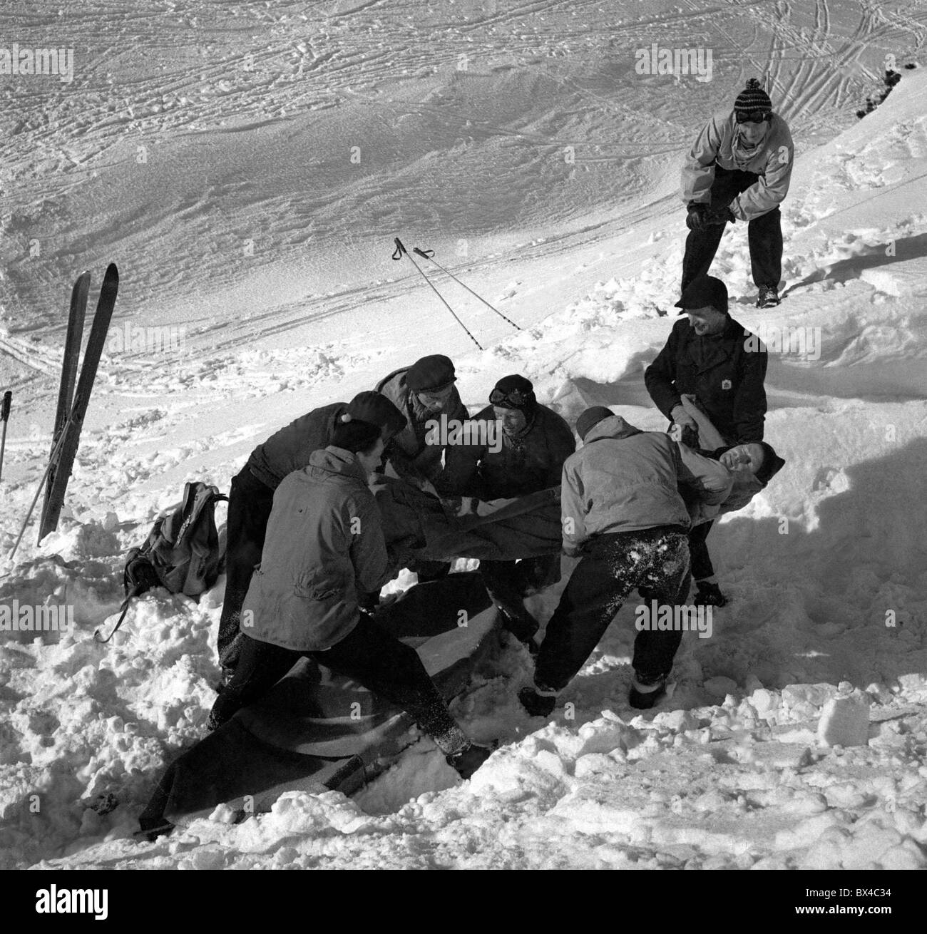 Rettung von Skifahrer Stockfoto