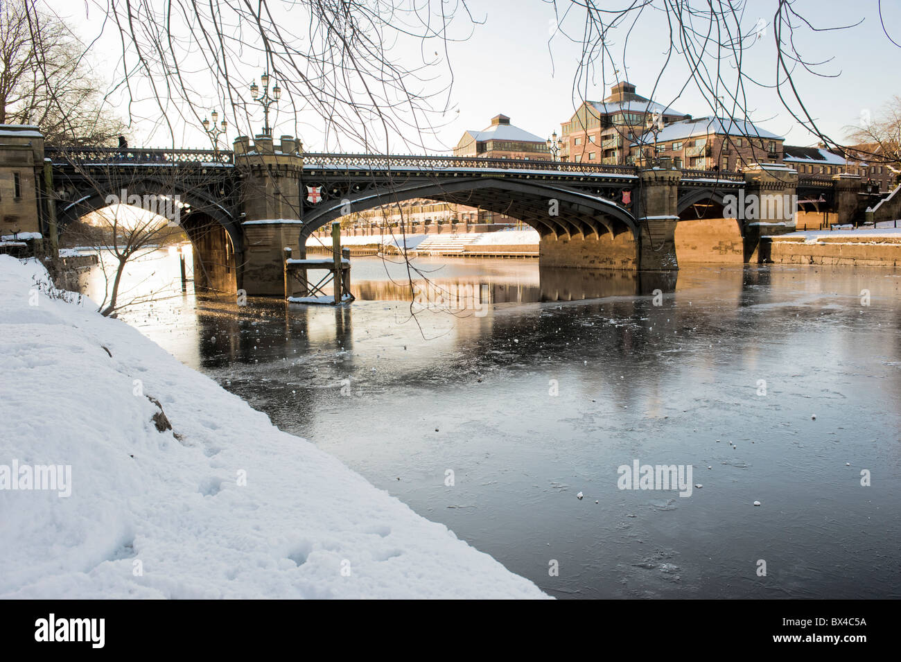 Skeldergate Bridge in York überquert gefrorenen Fluss Ouse mit den Postern Close Wohnungen in der Ferne. Stockfoto