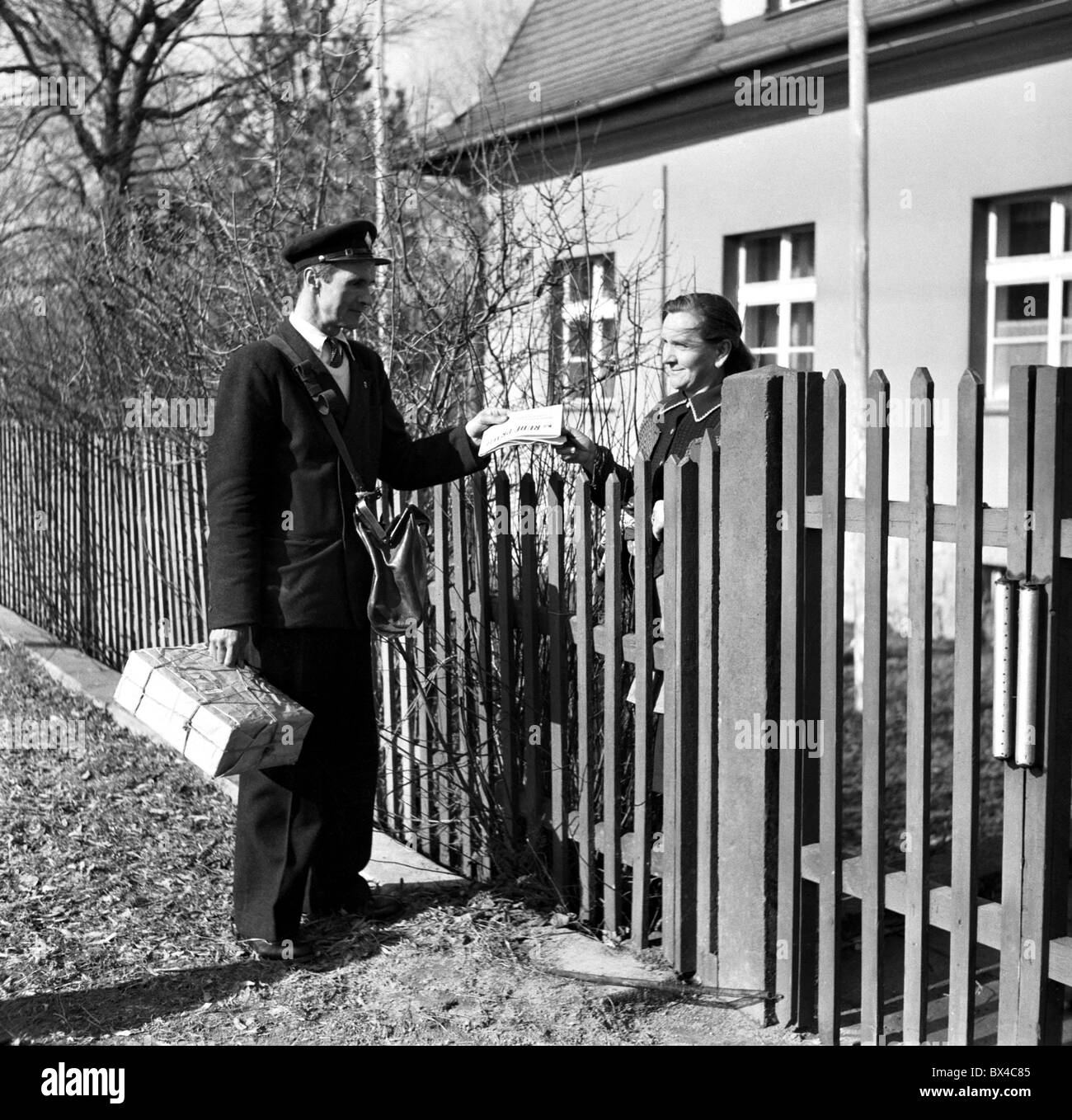 Tschechoslowakei - Brezova 1950. Postamt Mitarbeiter liefert Paket. CTK Vintage Photo Stockfoto