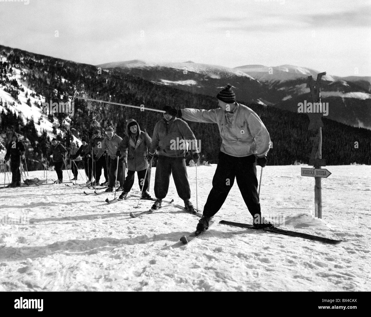 Tschechoslowakei - Gebirge Riesengebirge (aka Riesengebirge) 1950. Berg-Service-Mitarbeiter üben eine Suche durch Stockfoto