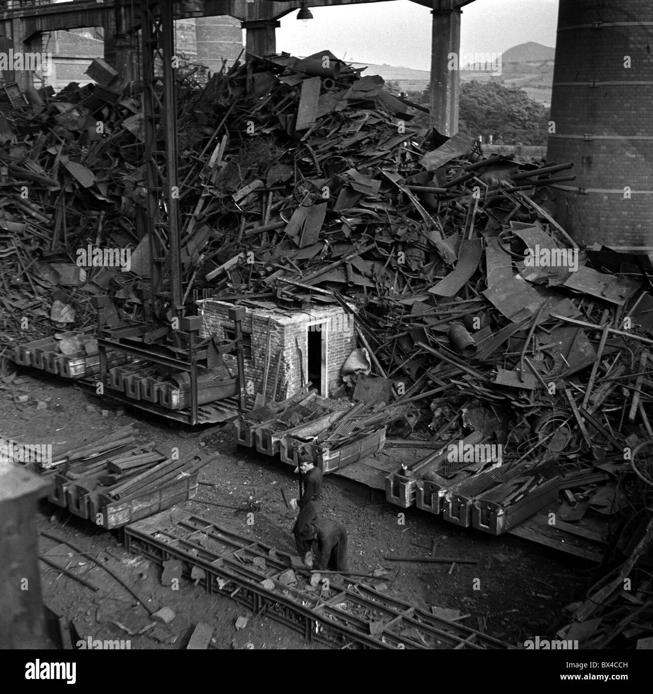 Tschechoslowakei - die meisten, 1950. Altmetall wird aufwärts Oberassistenz geschmolzenes Eisen Werk. CTK Vintage Photo Stockfoto