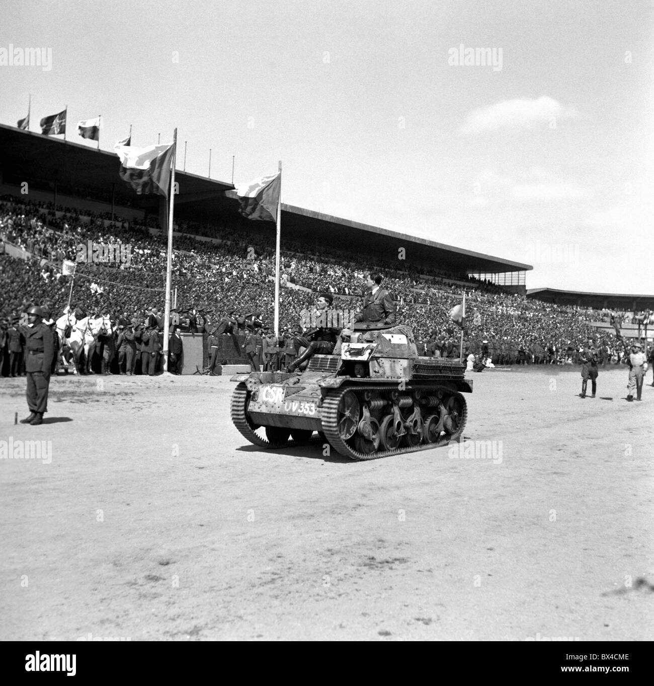 Prag, Panzer während der Militärparade voran hinunter Masaryk-Stadion. CTK Vintage Photo Stockfoto