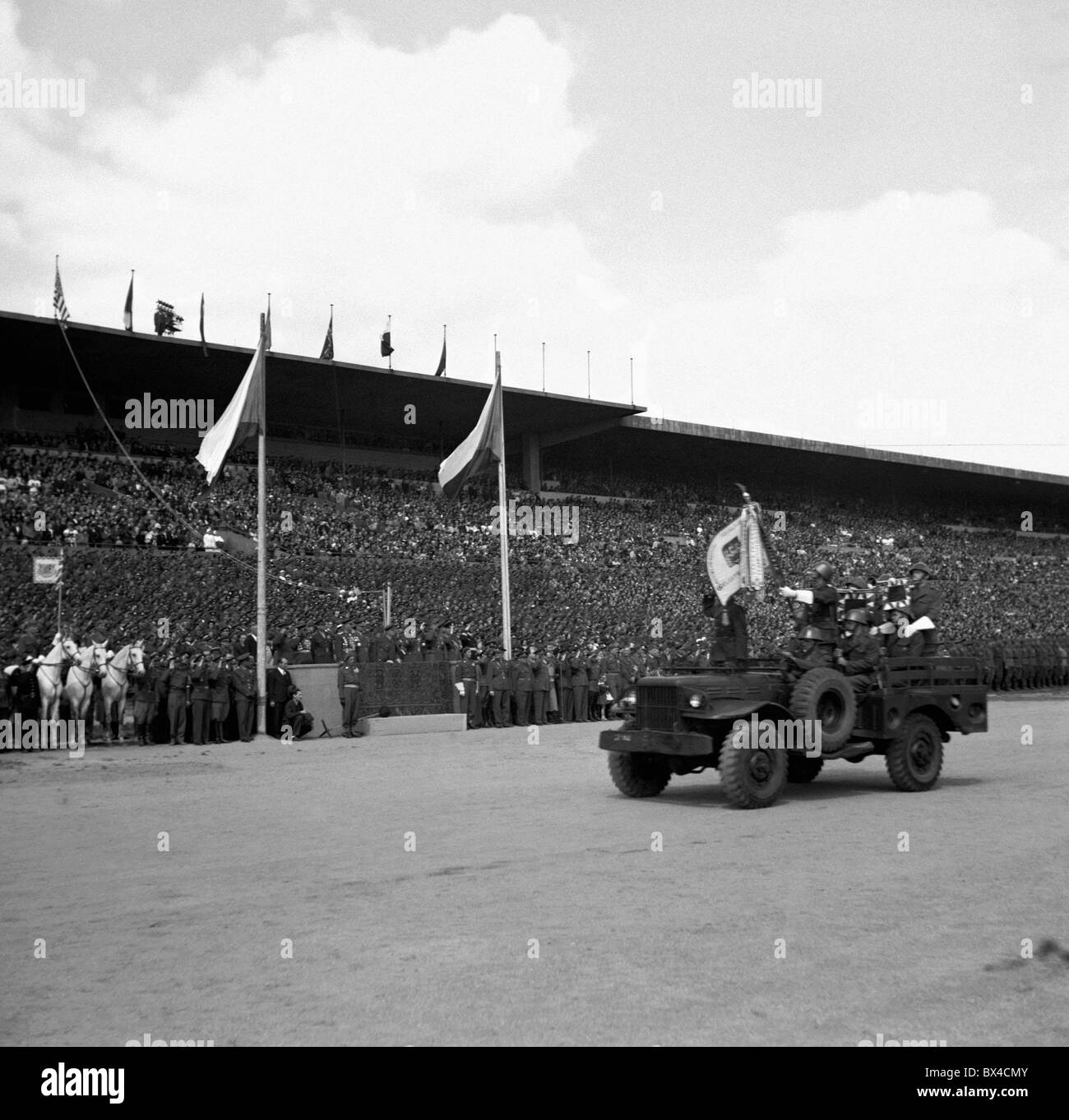 Prag, Panzer während der Militärparade voran hinunter Masaryk-Stadion. CTK Vintage Photo Stockfoto