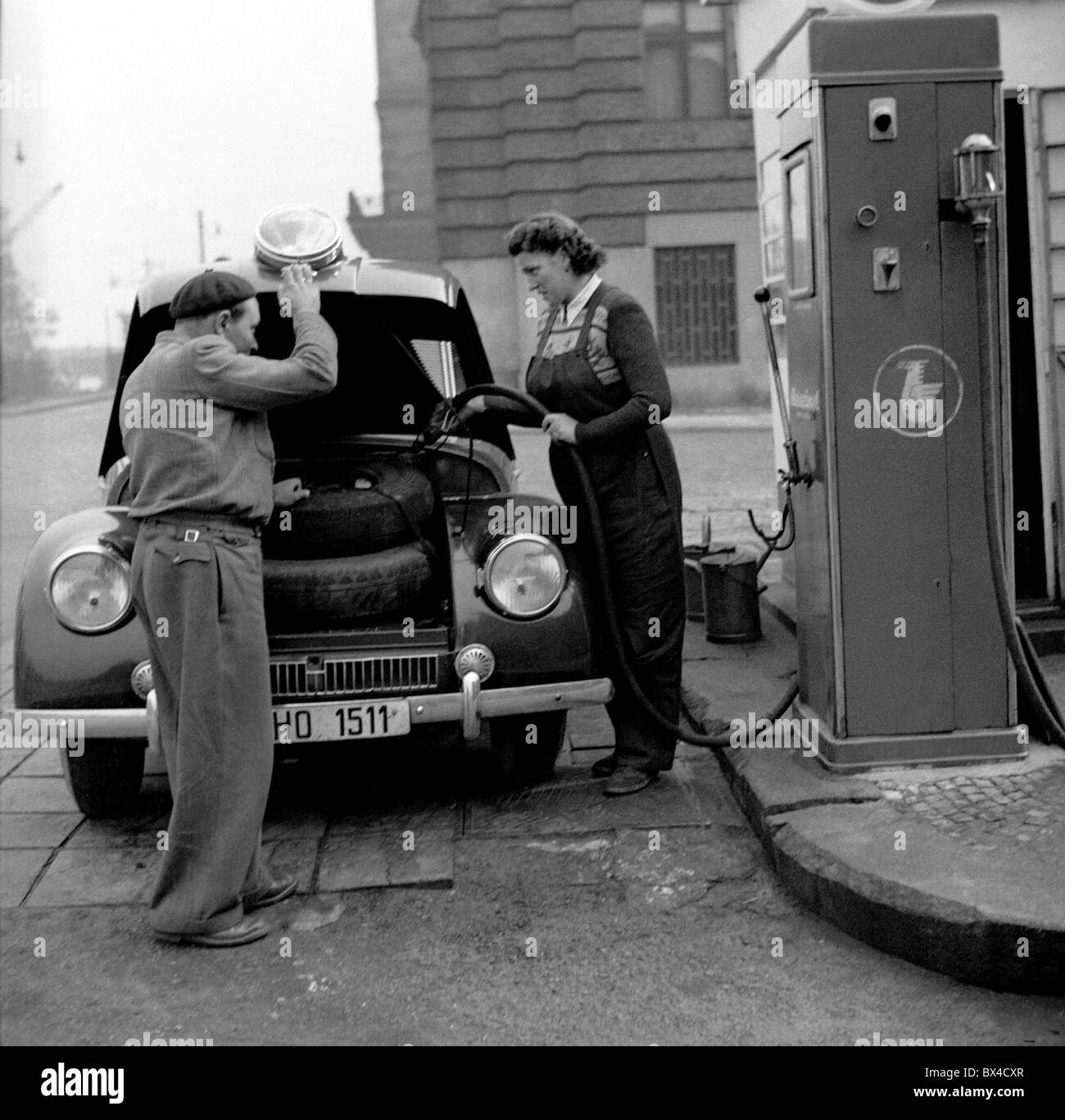 Prag, 1949. Frau betreibt Zapfsäule und Pumpen Benzin in Radhaus Tank. CTK Vintage Photo Stockfoto