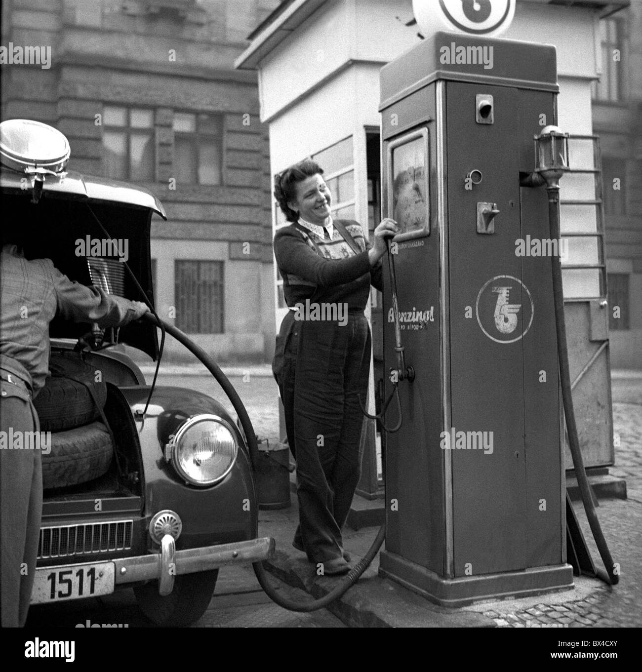 Prag, 1949. Frau betreibt Zapfsäule und Pumpen Benzin in Radhaus Tank. CTK Vintage Photo Stockfoto