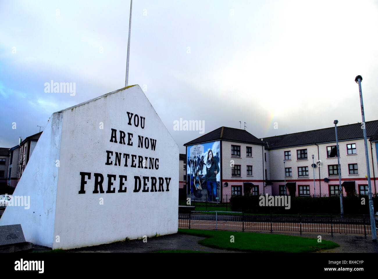 Blick auf Sie treten nun Free Derry Wandbild in Bogside, Stadt des Derry, Nordirland Stockfoto