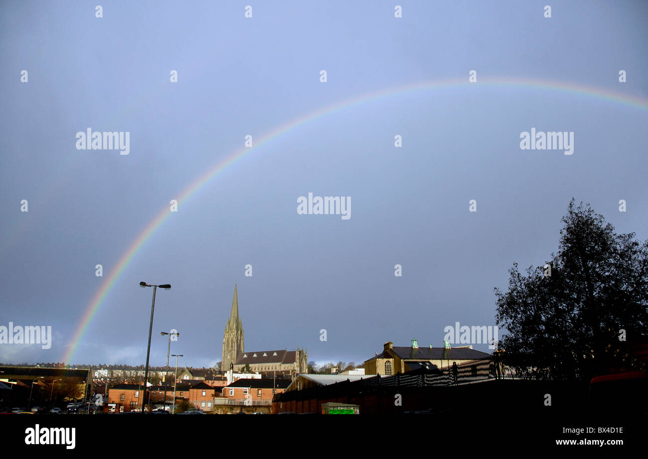 Blick auf einen Regenbogen über die Stadt nach einem Regen Sturm City of Derry von Bogside, Nordirland Stockfoto