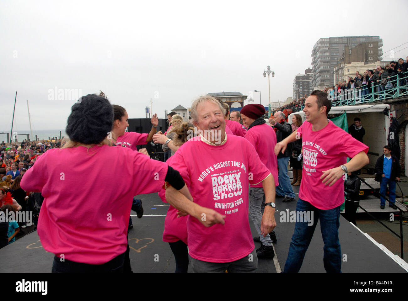 Tim Brooke-Taylor und Rocky Horror Show Fans bei versuchen, Weltrekord für die meisten Tänzer in der Zeitschleife, Brighton, UK Stockfoto