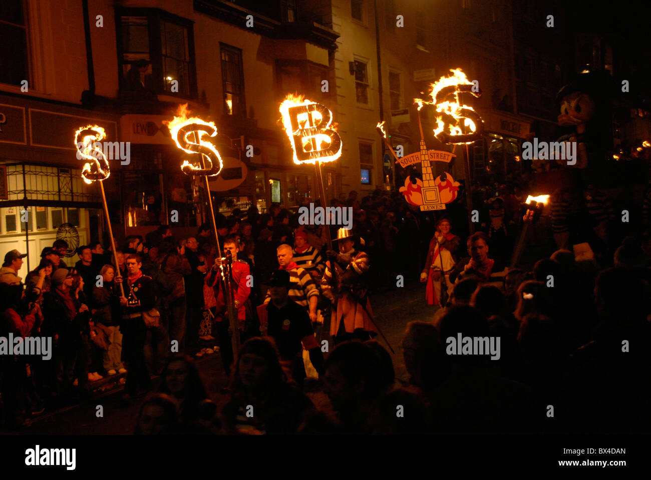 Lewes traditionelle Lagerfeuer Parade feiern Guy Fawkes und Bonfire Night, Lewes, UK Stockfoto