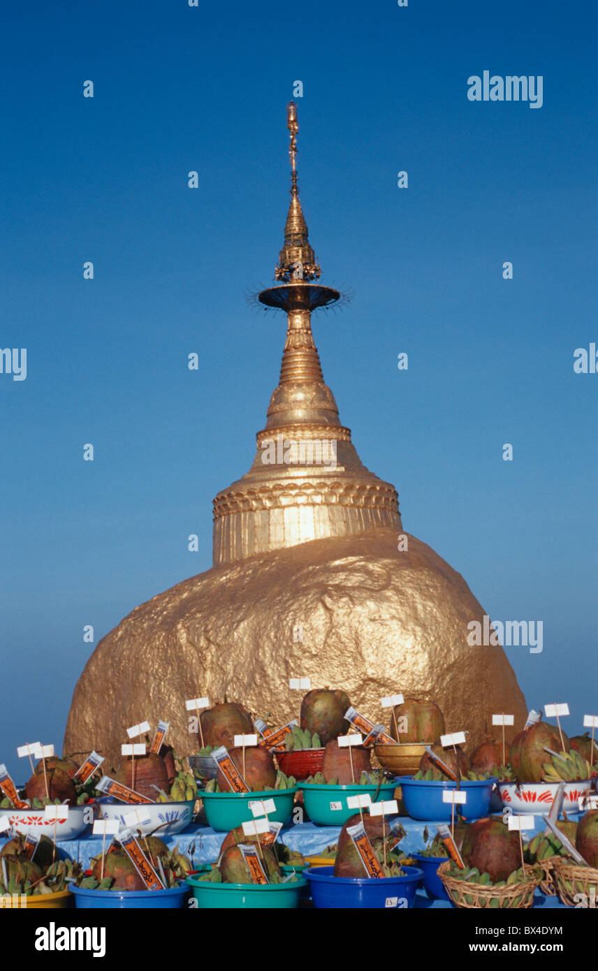Golden Cliff bietet Obst Sanctum Karma Kyaiktiyo-Pagode Leben Haltung Religion Buddhismus Zeremonie leichten par Stockfoto