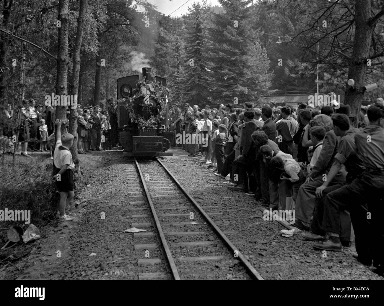 Carlsbad-Bereich - Tschechoslowakei 1950. Junge Pioniere werden durch kleine Dampflokomotive, ihre Sommer-Camps transportiert. CTK Stockfoto