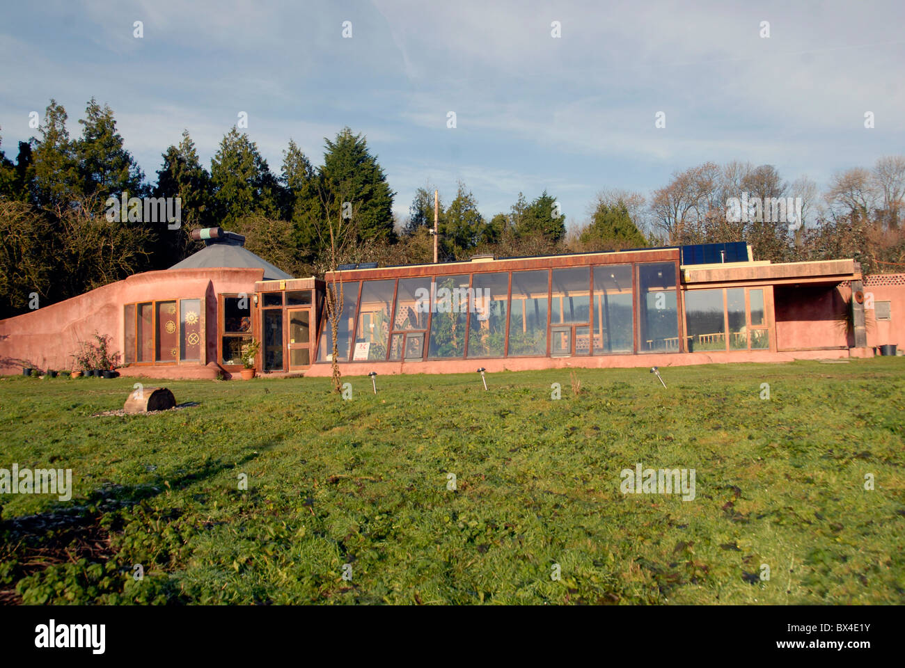 Earthship Brighton das erste Earthship gebaut von Recycling Gummireifen in der UK, Stanmer Park, Brighton, UK Stockfoto