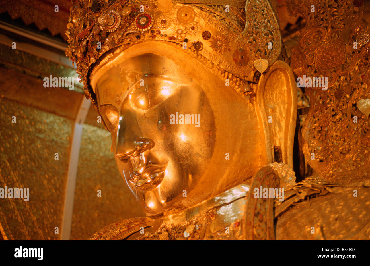 Mahamuni-Statue Kopf goldene gold Buddhismus Religion Skulptur Mandalay Myanmar Burma Süd-Ost Asien Stockfoto