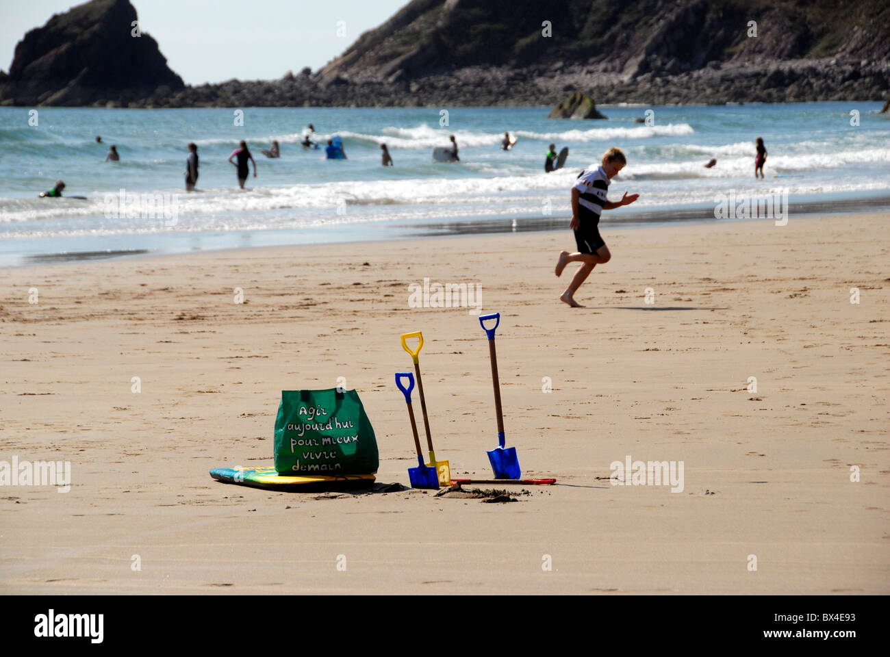 Eimer und Schaufel auf Marloes Sand Strand Pembrokeshire Küstenweg, Südwales. Stockfoto