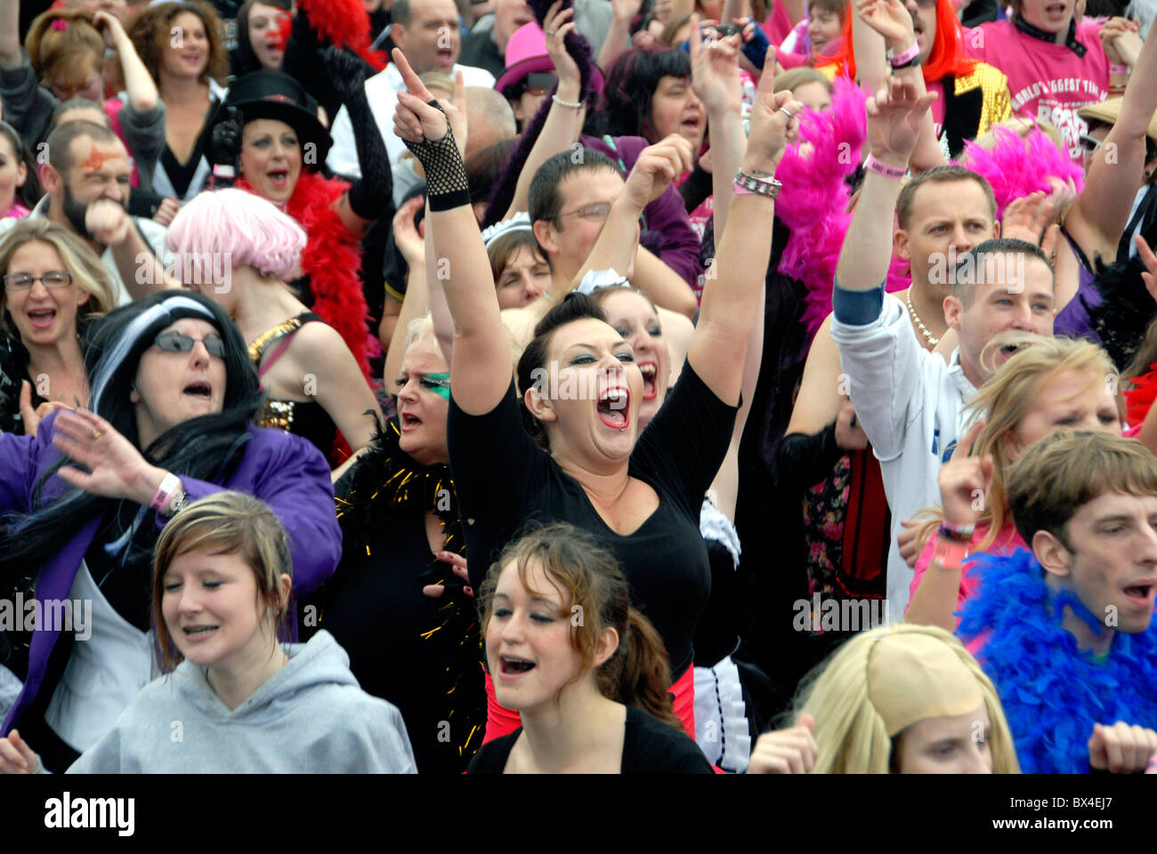 Fans im Kostüm aus der Rocky Horror Show versuchen, Weltrekord für die meisten Tänzer machen den Zeitsprung, Brighton, UK Stockfoto