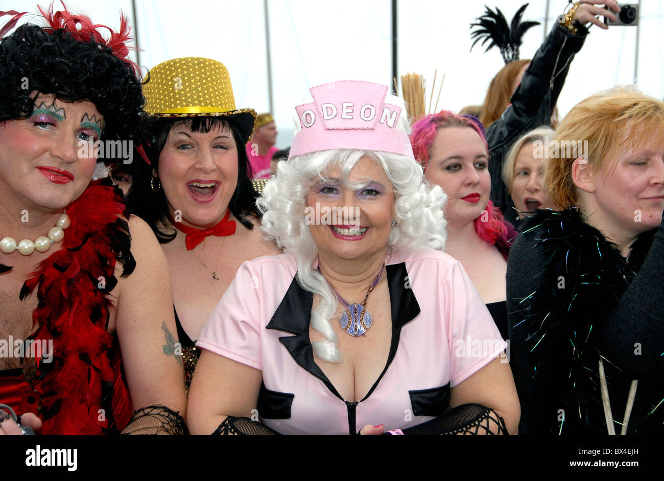 Fans im Kostüm aus der Rocky Horror Show versuchen, Weltrekord für die meisten Tänzer machen den Zeitsprung, Brighton, UK Stockfoto