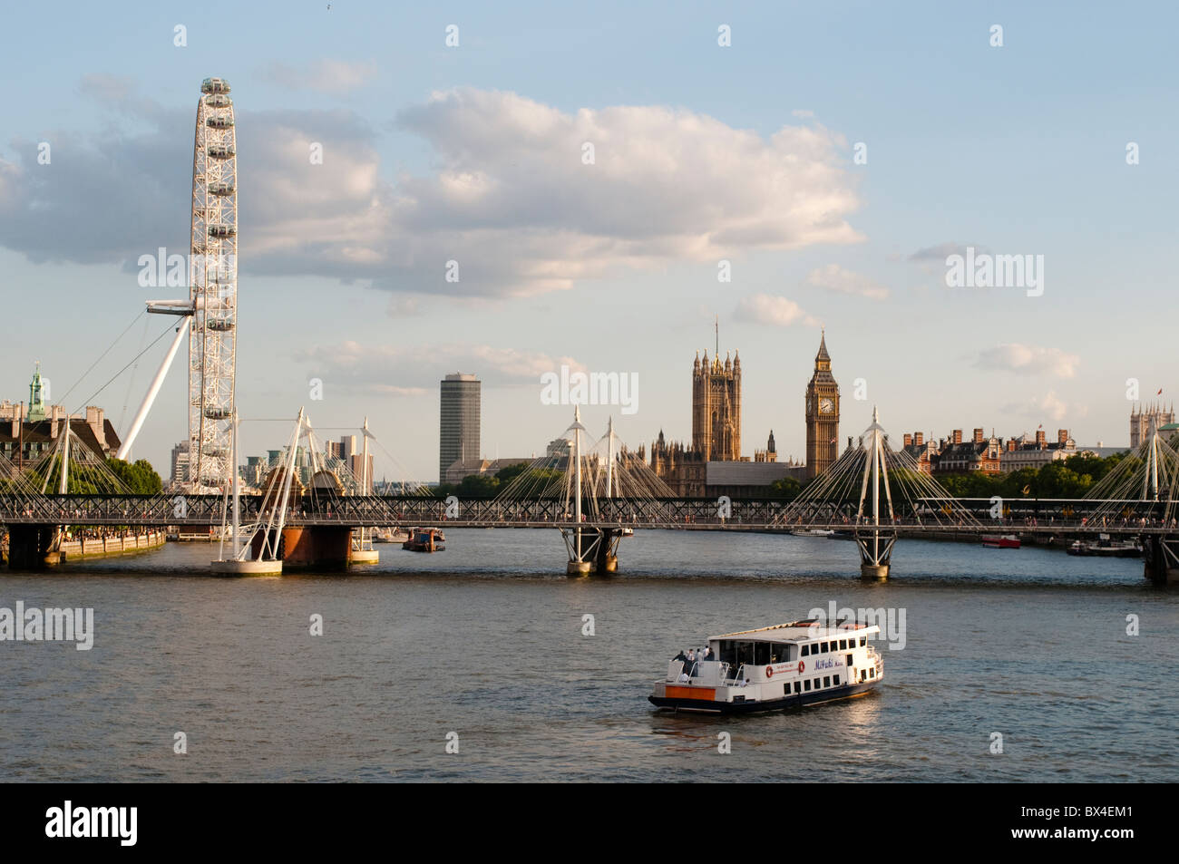 Skyline von London mit Hungerford Bridge, London Eye und Houses of Parliament, London, UK Stockfoto
