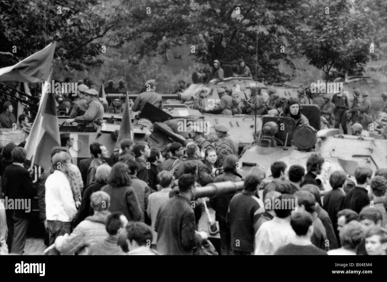 Sowjetische Fallschirmjäger, tschechoslowakische kommunistische Parteizentrale, Belagerung, protest Stockfoto