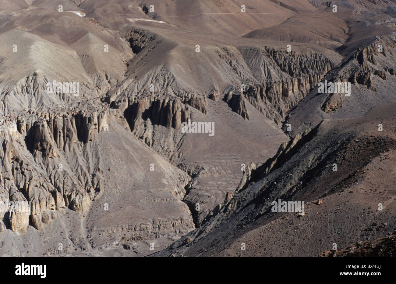 trockene Wüste Erosion Einwohner resident Nepali ethnischer Minderheiten ethnischen Gruppe Stamm Thakali Gurung Bhotia Bho Stockfoto