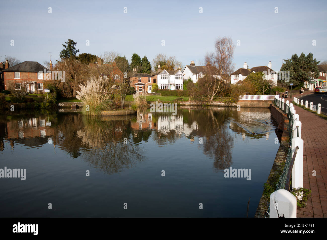 Die typisch englischen Dorf Szene mit Teich - Lindfield in West Sussex Stockfoto