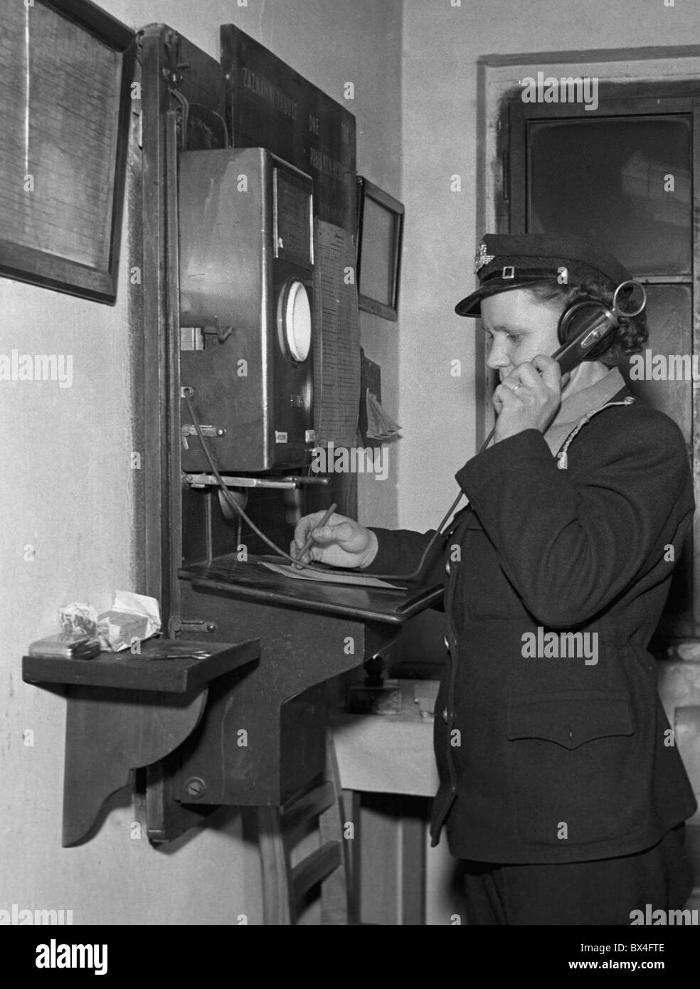 Tschechoslowakei - Prag, 1950. Frau von Tschechoslowakischen Staatsbahnen beschäftigt unterhält Bahnübergang.  CTK Vintage Photo Stockfoto