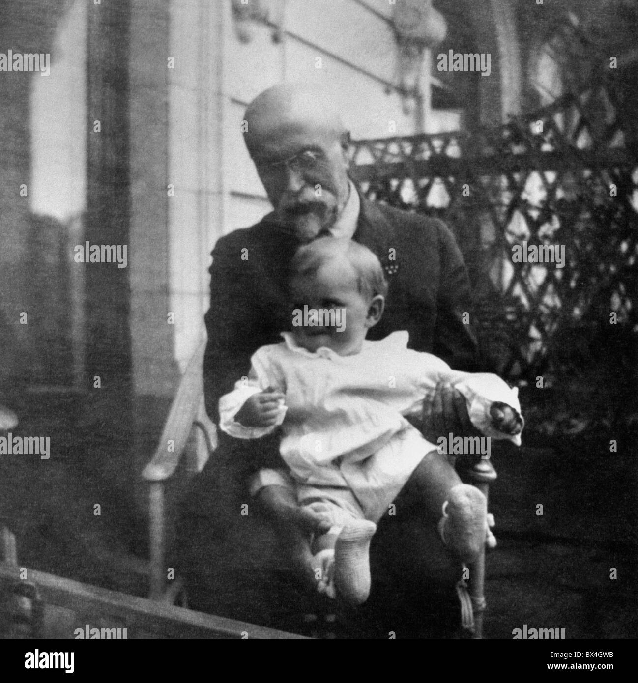 Präsidenten T.G. Masaryk sitzt mit Enkelin auf undatierte Fotografie. Stockfoto