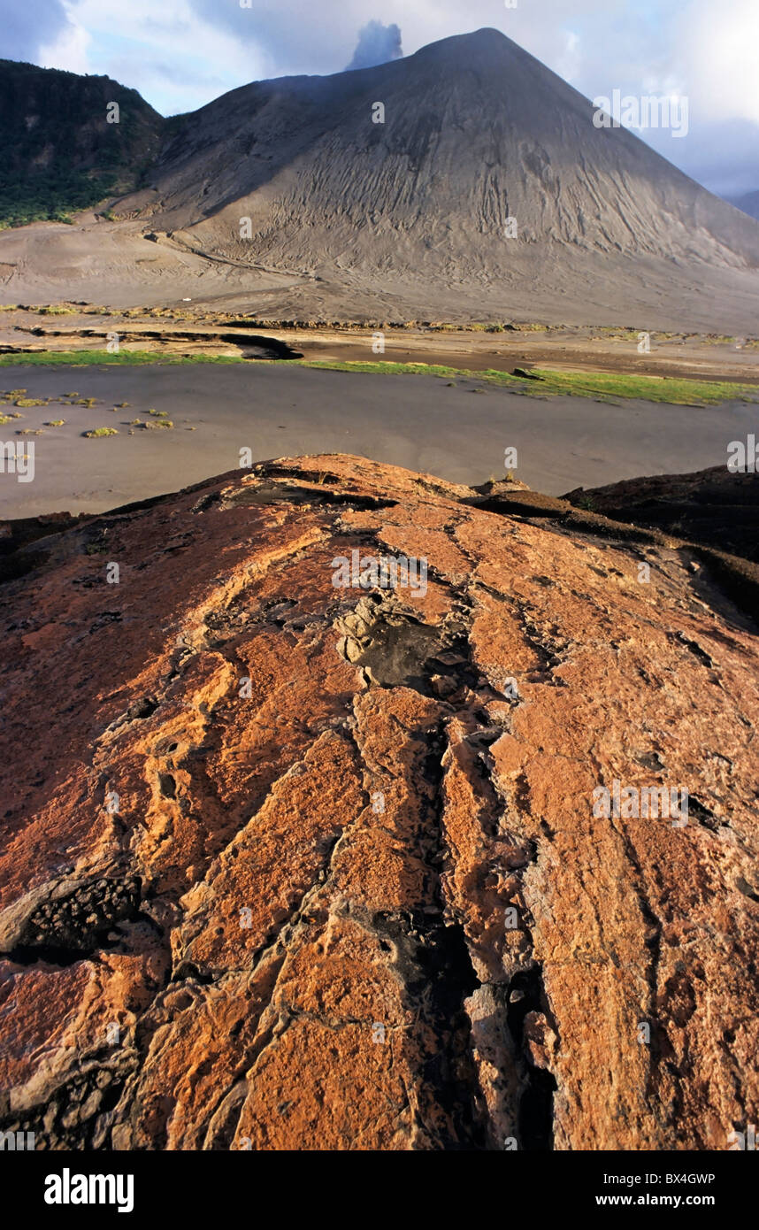 Mount Yasur, ein aktiver Vulkan auf der Insel Tanna, Vanuatu - rosa Sand auf einer Ebene vor dem Vulkan Asche Stockfoto